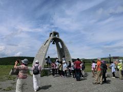 濃霧の日には音で、霧のない日にはその姿で方向を知らせるためのものだそうです、見通しの良い丘の上にありました。
　高原の花に囲まれて姿を期待しながらに塔へと向かいましたが、全体に花は少なく期待外れでした。