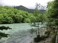 前日までの大雨で増水、遊歩道のすぐわき迄流れが迫っており、これ迄眼にしたことの無い眺めでした。