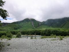 大正池から焼岳。この日は雲が低く立ち込め山々の稜線は雲の中でガッカリでした。
