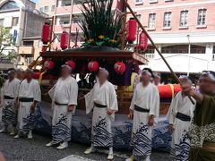 公会堂前で降りると早速庭先回りしてる東古川町の川船が出たので追いかける&#127939;
この町は100年以上、口伝えで続く船歌を各店・家の前で歌っていきます&#127925;