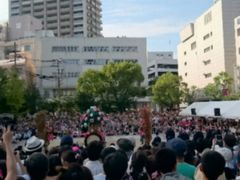 湊公園に移動&#128694;
16時台の催しを見に来ましたが人だらけ&#128565;
身長が低いので見るのは諦めました(泣)