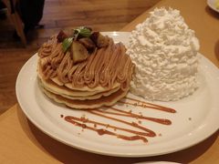 秋の味、モンブランパンケーキ。
「美味しい♪僕はカフェカ〇ラより こっちのほうが好きだ」
とダンナさんに大好評。

京都編に続きます。