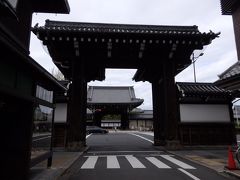 おはようございます。
no more 京都観光を受け入れない (^^;) 我が家のダンナさんの提案で やってきましたお西さん。

総門から眺める西本願寺。

