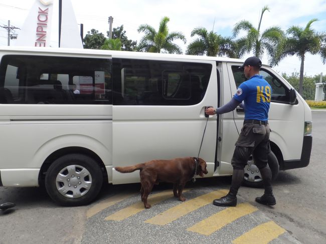 最終日の朝はのんびりと昼近くに出発です。<br />HOTELの玄関口では、どの車も1台ずつ毎回車輛のチェックがあります。<br />「Ｋ９（ケーナイン）」と呼ばれる警察犬が、麻薬や爆弾など探すそうです。車が来るとドアを開けてチェック、さらに車輛を1周して臭いを嗅いでしていました。