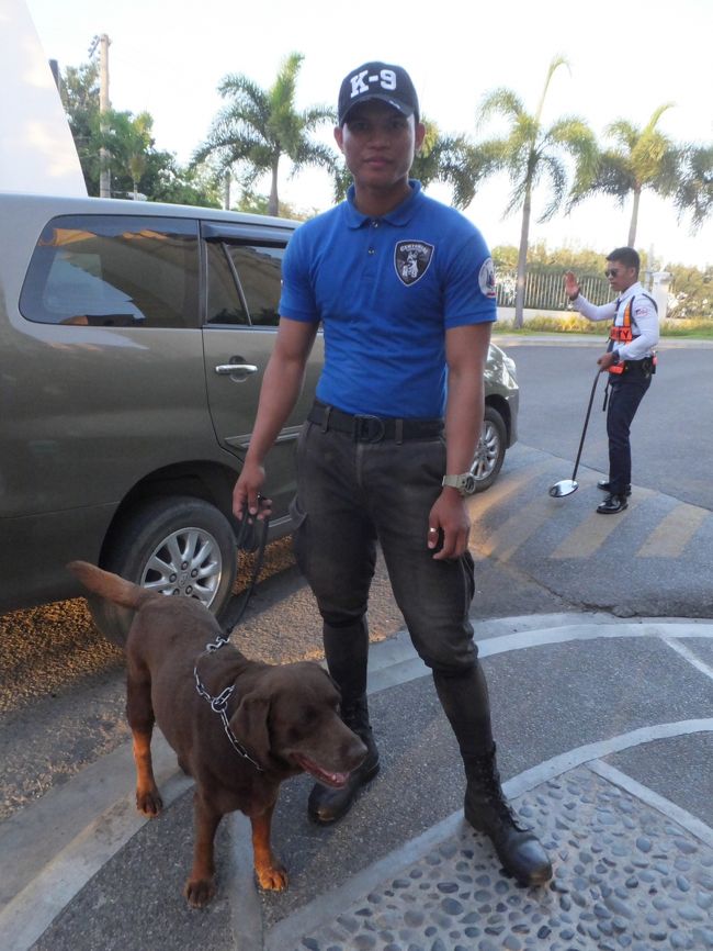 K９と一緒にチェックするお兄さんがマッチョでたくましいです。<br />玄関口でのセキュリティ強化はGUESTにとって安心ですね。