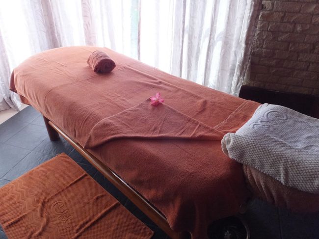 アロマセラピーウェルネスマッサージ　60分  PHP 5,000  <br />アロマエッセンシャルオイルを使ったスウェーデン式マッサージです。