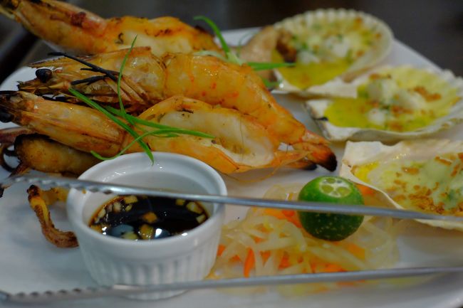 Fiesta Sa Dagat<br />ホタテ、エビ、白身魚、イカが入ったシーフードプラター。<br />･･･またBaked scallopオーダーです。