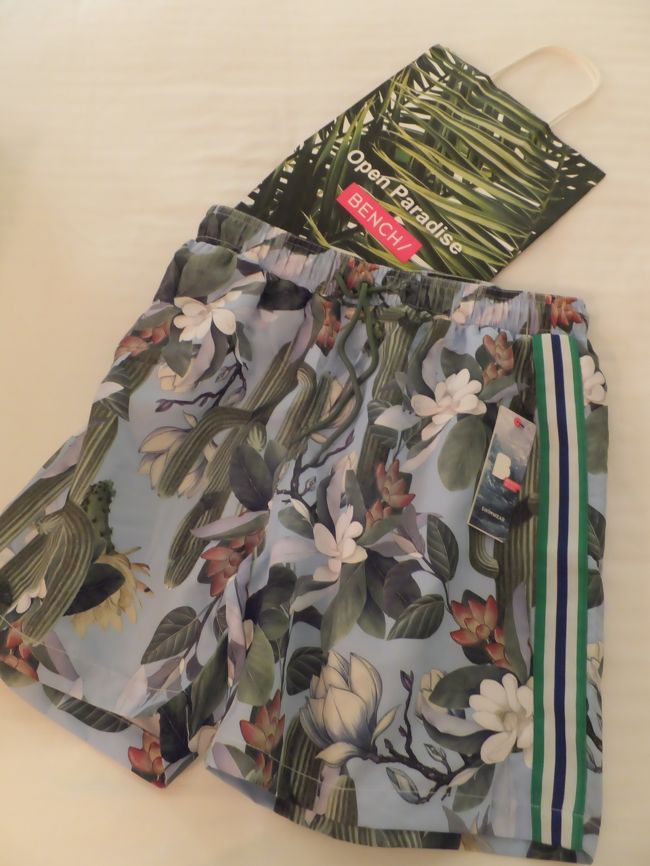 フィリピン発のローカル人気ファッションブランド「BENCH」にてオットのビーチウェアを購入。