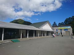 １３時３０分、目的地のヘブンスそのはらに到着
建物が目の前の第一駐車場に陣取る