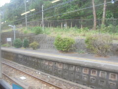 伊東駅から　伊豆急行線に入ります。
写真：川奈駅
