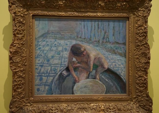 3章のスナップショットでは、1890 年代の初めから写真撮影を行うようになった<br />ボナールのスナップショットが展示されていましたが、その中の1つにポーラ美術館所蔵の下記の絵とほぼ同一の構図の写真が展示されていました。<br /><br />「浴槽、ブルーのハーモニー」1917年頃　ポーラ美術館所蔵<br />※　本作は、今回の「ピエール・ボナール展」には出展されていません<br />