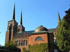 見えて来ましたロスキレの大聖堂。

１１７０年に建てられたデンマーク初の大聖堂。
コペンハーゲンが開かれるまではここロスキレが王の拠点だった。