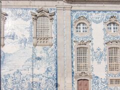 まずは教会巡り。
レロ・イ・イルマオンからすぐ近くにあるカルモ教会。
ここはこの大きなアズレージョが見事！
モデル気分で写真を撮ってる人も多かったです。
（写真は見知らぬ人ですすみません）