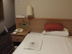 ２１時ごろにやっとチェックイン
お水いただきました。なんと１日１本じゃなく何泊しても１人１本だって～。ケチ！
は、置いておいて２泊ともレディースルームになってました。ｗｅｂでは１泊しか取れなかったんだけど気が利く～♪