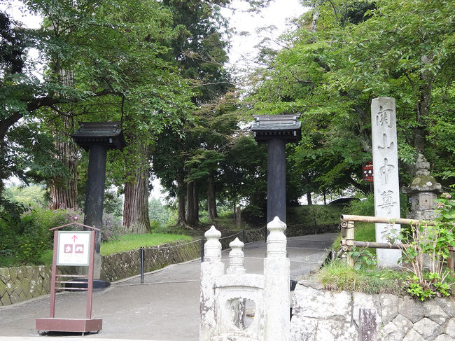 駅前の道路を真っ直ぐ10分程で中尊寺に着きました。
