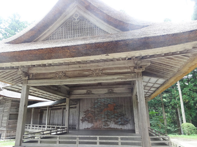 能舞台<br />茅葺屋根で、趣きありますね。<br />8月に薪能が行われるそうです。