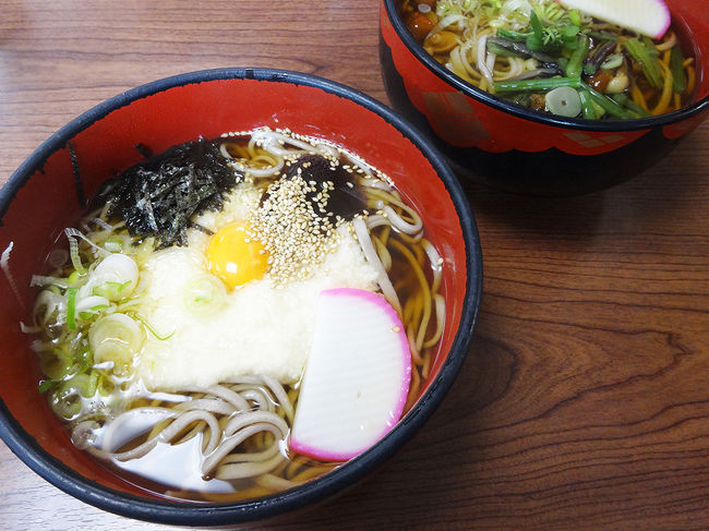 とろろ蕎麦と山菜蕎麦。<br />味は普通です。少し涼しかったので、温まりました。