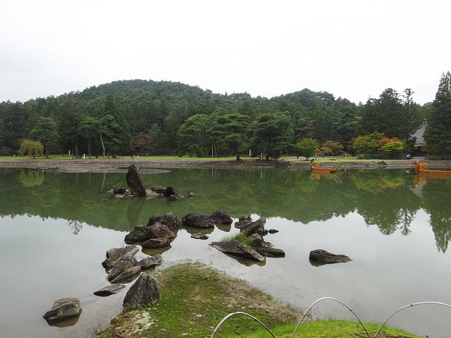 出島と池中立石（ちちゅうたていし）<br />この立石は東日本大震災の影響で約8度傾いてしまったそうですが、修復されました。