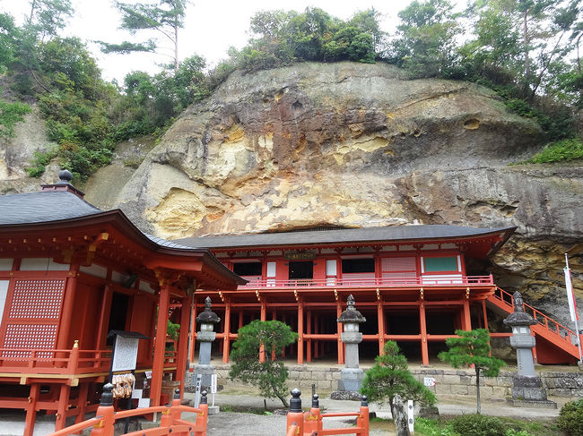 岩に潰されそうですね。