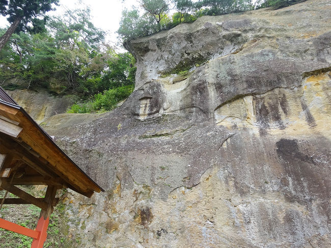岩面大佛<br />顔が見えますか？<br />源義家公が馬上から弓張で彫ったと伝えられています。