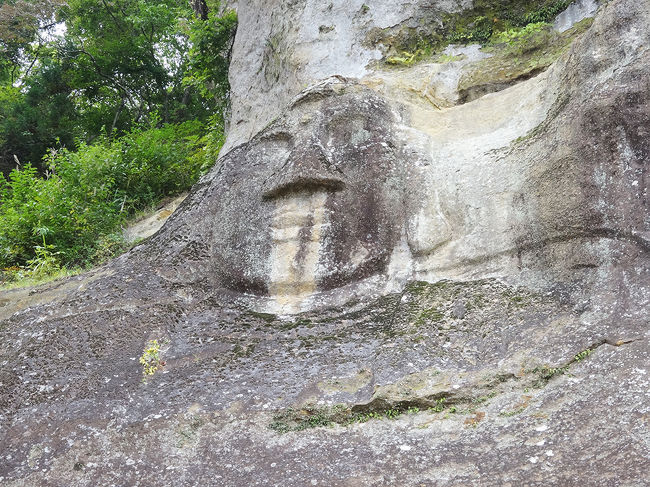 アップだと顔らしきものがわかります。<br />明治時代に地震により胸から下が崩落してしまったそうです。