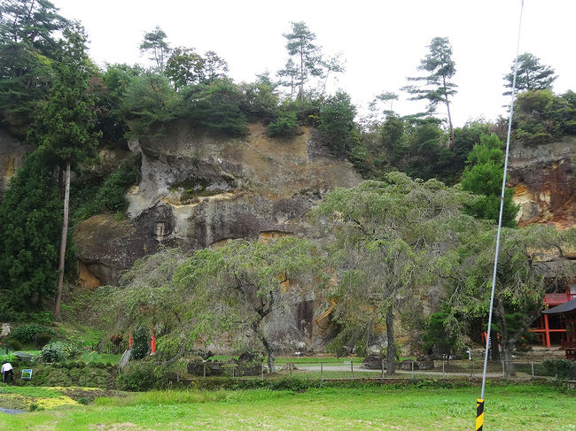 このお寺、塀が低いので、外からでも境内が見られます…。