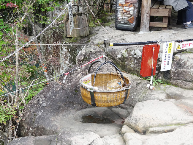 厳美渓名物は空飛ぶ団子です！<br />この籠にお金を入れて木槌をたたくと、