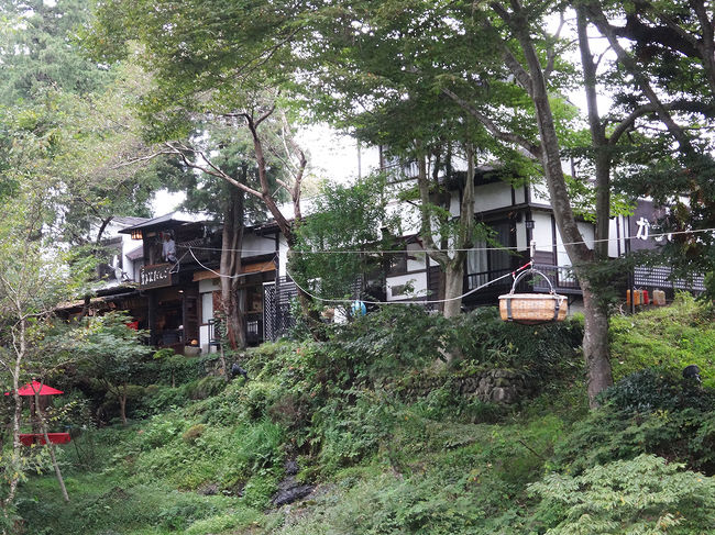 向こう岸にある団子屋さんが紐を引っ張ります。