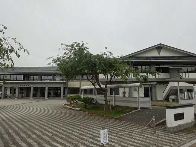 ここは何だろう？と思ったら、小学校でした！平泉らしいですね。