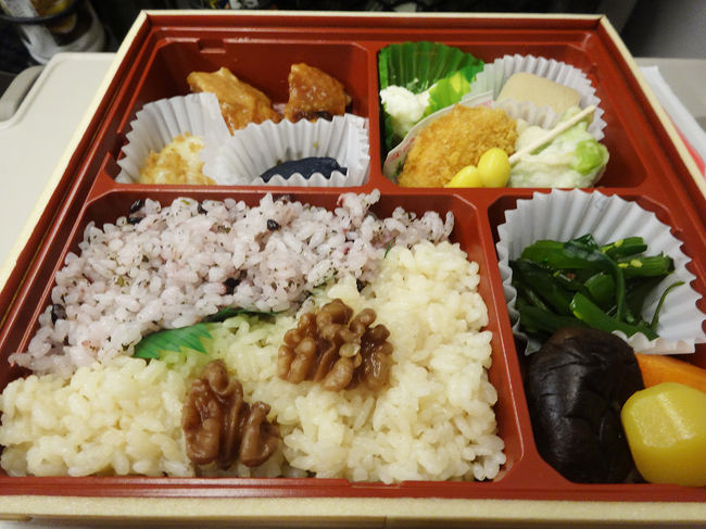 夕食は車内で駅弁を食べました。<br />義経弁当です。何が義経なのか…？