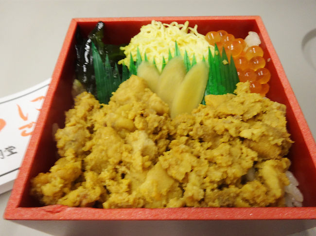 こちらは平泉うに弁当。美味しかったです。ビールを買いたかったのですが、車内販売がなかなか来ない…待て状態でした(*_*;<br />