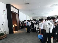 ラウンジ前がカオス！
修学旅行だろうか？なぜラウンジ前にたむろうんだ？
https://goronekone.blogspot.com/2018/10/jal-914-okahnd.html