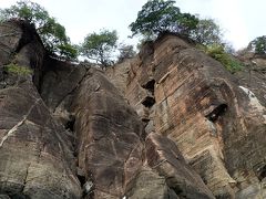 今日のポイントは、トリンコマリーのダイビング名物：Koneswaran寺院真下のSuwami Rockへ。
昨日訪れたKoneswaran寺院を海から見上げるとこんな感じで、断崖絶壁ギリギリに建てられているのがわかる。