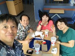 突然ですが・・・
ワイケレアウトレットの道路をはさんで海側にあるショッピングモール。
mikikoママさんご夫妻が、ワイケレに来ると、ほぼ必ず？来ると言われる「KFC」
の模様です。

私、実を申しますと・・・「KFC」は二度目でした。
一度目は、上海蓮花駅前のショッピングセンターにある「KFC」
日本では、行ったことありませんです。（笑）

少し休んだマーサさんとトムさん。
ちょっと元気になり、私達のお買い物のためワイケレアウトレットにやって来ました～！
ワイケレアウトレットでは、UGGとスケッチャーズを見に行きました。
mikikoママさん、UGGを二足お買い上げ！
ワイケレアウトレットのパスポート（割引きクーポン）を案内所でもらっていたため、更にお安く購入できたようでした。
日本でお留守番のお嬢さんに何度もラインして・・・
可愛らしい色違いの靴を購入されました。
mikikoママさんの旅行記にて見て下さいね！