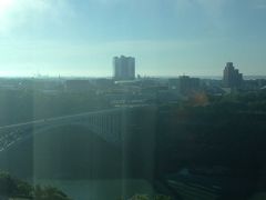カナダ2日目の朝(2013.6.17)
部屋の窓からアメリカとカナダを結ぶ橋が見えます。朝食はビュッフェ形式でした。

今日は午前中にナイアガラの滝の観光とナイアガラフォールズのお土産屋の視察とホテルインスペクションがあります。