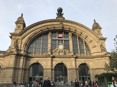 朝のフランクフルト中央駅。

さて、お腹いっぱい食べたしドイツ観光初日、
ぼちぼち行動開始！