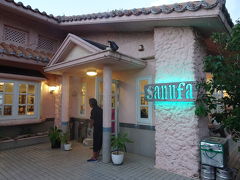 小浜島に戻ってきて、夕飯は島の居酒屋を予約しておきました。
ホテルまで迎えが来てくれます。
ピンクの壁がかわいい。