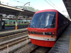 熱海駅で乗り換えますが、まさかのリゾート列車（Resort21）でした。