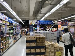 スーパーのカルフールにやって来ました。
家電とか日用品、食品など色々揃ってる大きなスーパーです。