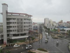 戻って来て少しすると外は急に雨になりました。
台風２５号の外側の雲がかかり始めた様子です。