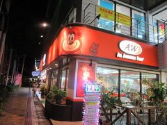 午後８時過ぎ。遅めの夕食は市役所通り沿いのホテルに近いＡ＆Ｗへ。
