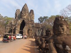 アンコールトム／Angkor Thom の南大門
南大門へと続く陸橋の両側には、神々と阿修羅がナーガの胴体を引き合う像が５４体ずつ計１０８体があるそうです。
頭部がなかったり、頭部のみ新しい石に修復されていたりしてました。
