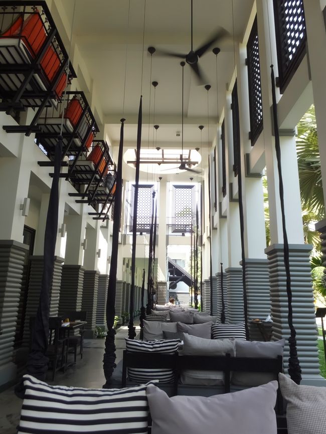 スウィングシートはゆらゆらと程よく揺れて気持ちが良いです。<br />２階にもベランダのようなシートを見つけました。