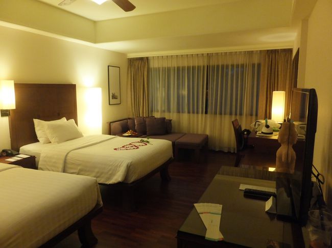 部屋に戻って、明日は朝焼けのアンコールワット鑑賞です。