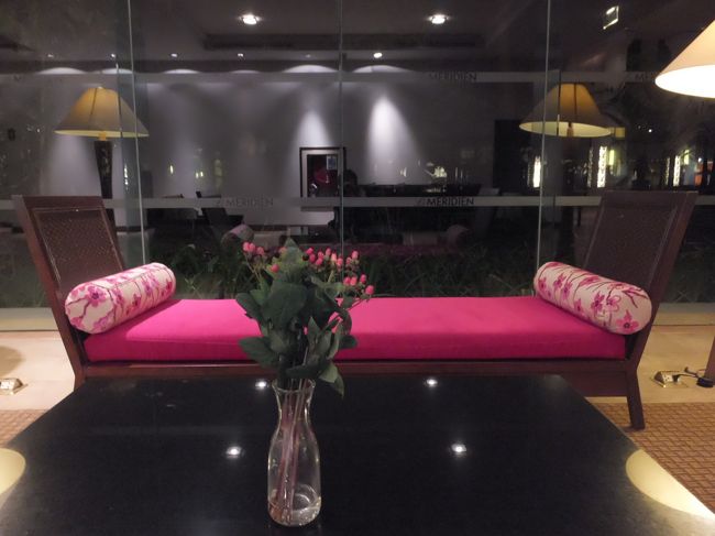 このピンクのソファはすごく気に入りました★