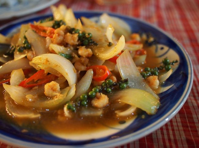 グリーンの実のようなものは、生胡椒です。<br />この地域の名物のようです。