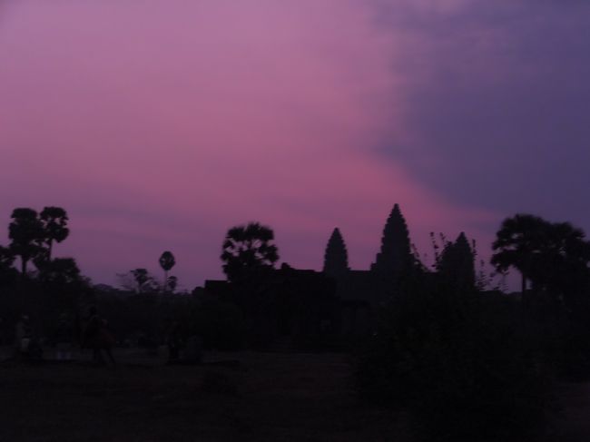 朝焼けのアンコールワット<br />真っ暗の中、ガイドさんに懐中電灯を足元にあててもらいながら、入口を進んでいきました。