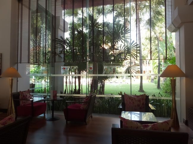 LOBBY<br />ソファはPINKです。