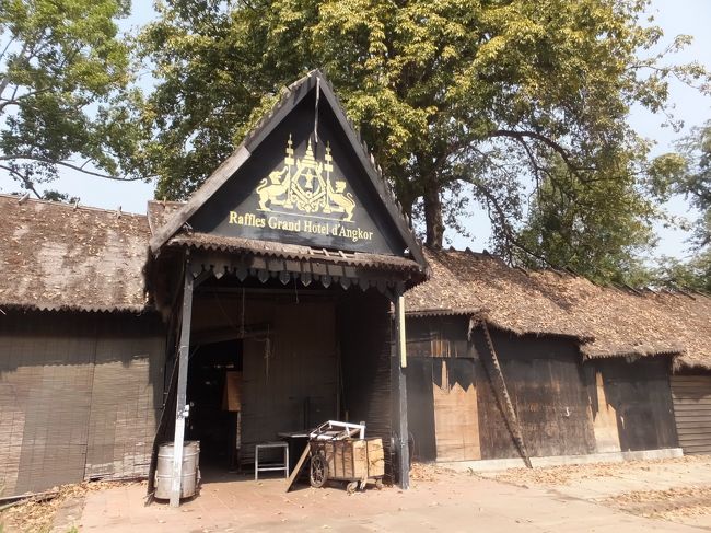 近隣の敷地には、納屋のような建物が…。<br />よ~く見ると看板には『Raffles Grand Hotel d’Angkor』の文字が…!! <br />