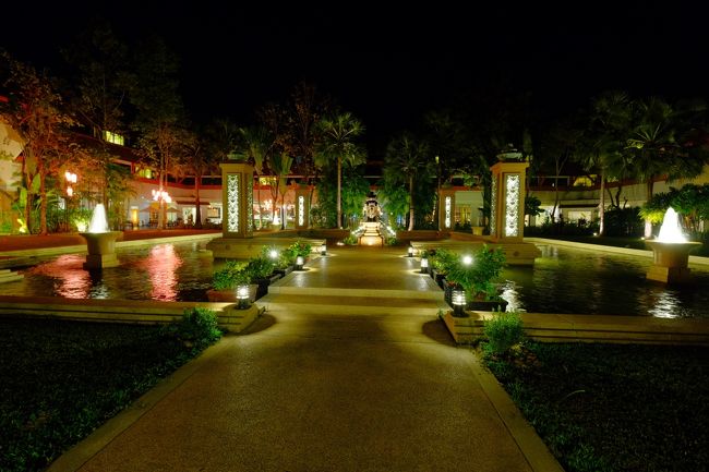 夜のHOTELの中庭です。